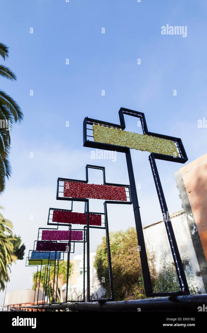 Ispirato da scene della Passione di Cristo di vari artisti, fiorai e giardinieri creare grandi composizioni di formato per le strade della città vecchia di Guia de Isora, Tenerife. Quest anno segna la settima edizione di questo esclusivo display in Spagna. Foto Stock