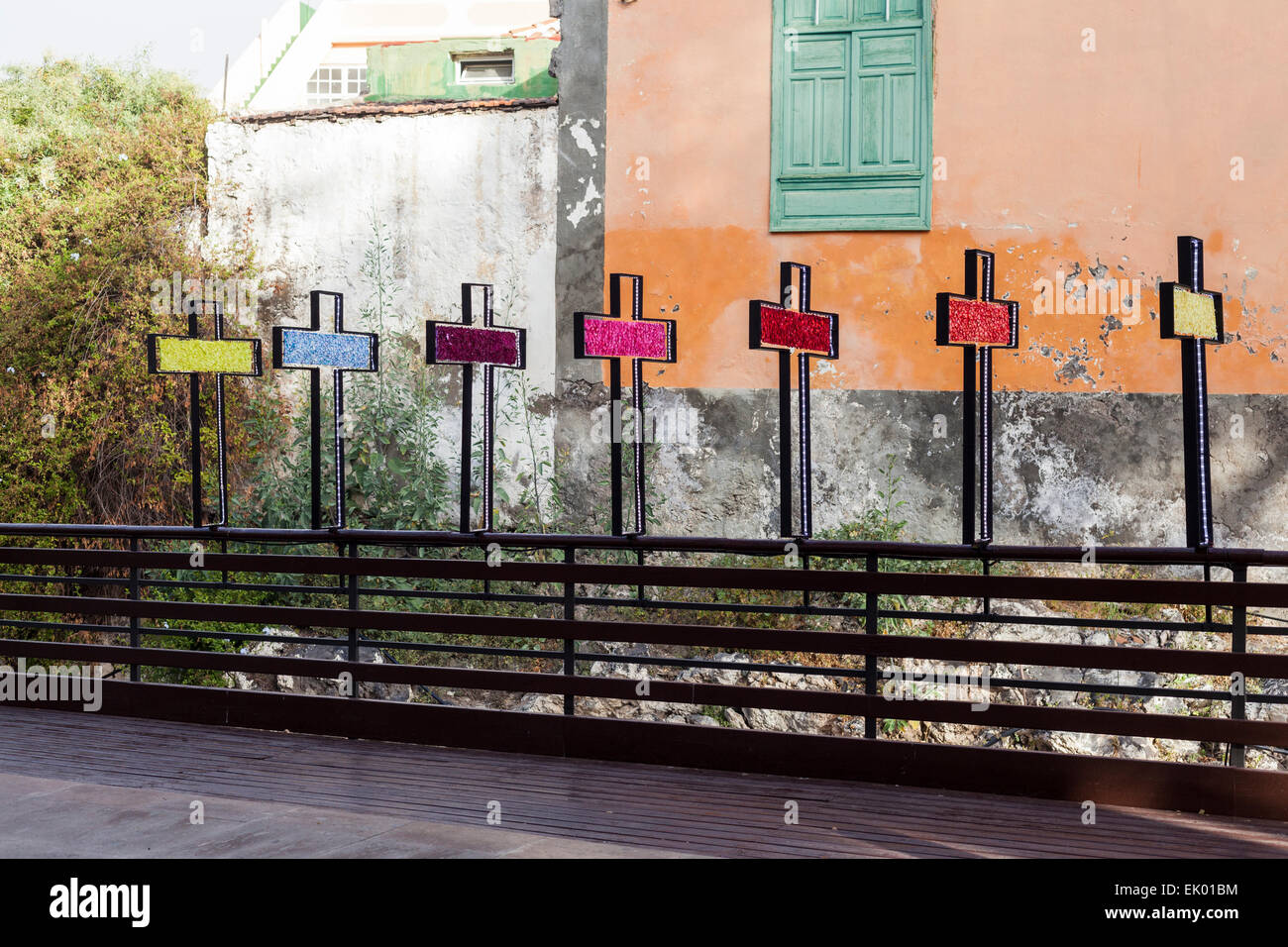 Ispirato da scene della Passione di Cristo di vari artisti, fiorai e giardinieri creare grandi composizioni di formato per le strade della città vecchia di Guia de Isora, Tenerife. Quest anno segna la settima edizione di questo esclusivo display in Spagna. Foto Stock