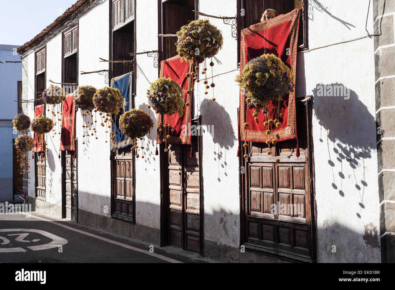 Ispirato da scene della Passione di Cristo di vari artisti, fiorai e giardinieri creare grandi composizioni di formato per le strade della città vecchia di Guia de Isora, Tenerife. Quest anno segna la settima edizione di questo esclusivo display in Spagna. Foto Stock