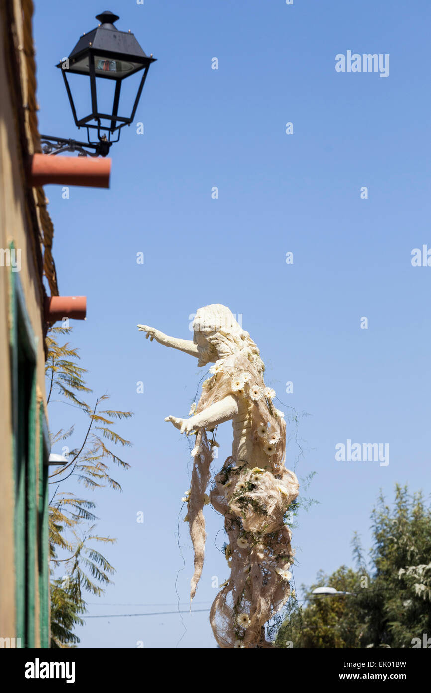 Ispirato da scene della Passione di Cristo di vari artisti, fiorai e giardinieri creare grandi composizioni di formato per le strade della città vecchia di Guia de Isora, Tenerife. Quest anno segna la settima edizione di questo esclusivo display in Spagna. Foto Stock
