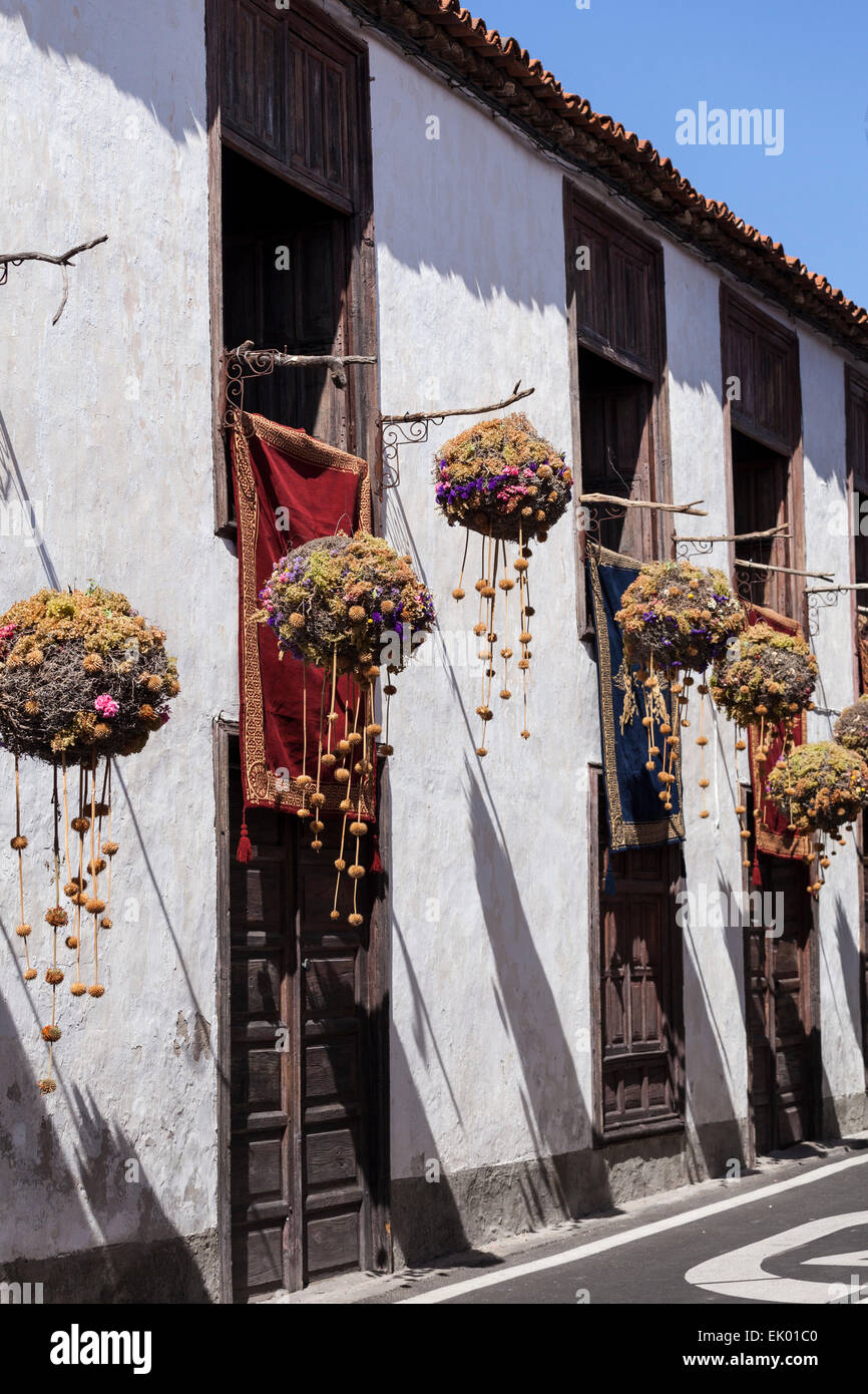 Ispirato da scene della Passione di Cristo di vari artisti, fiorai e giardinieri creare grandi composizioni di formato per le strade della città vecchia di Guia de Isora, Tenerife. Quest anno segna la settima edizione di questo esclusivo display in Spagna. Foto Stock