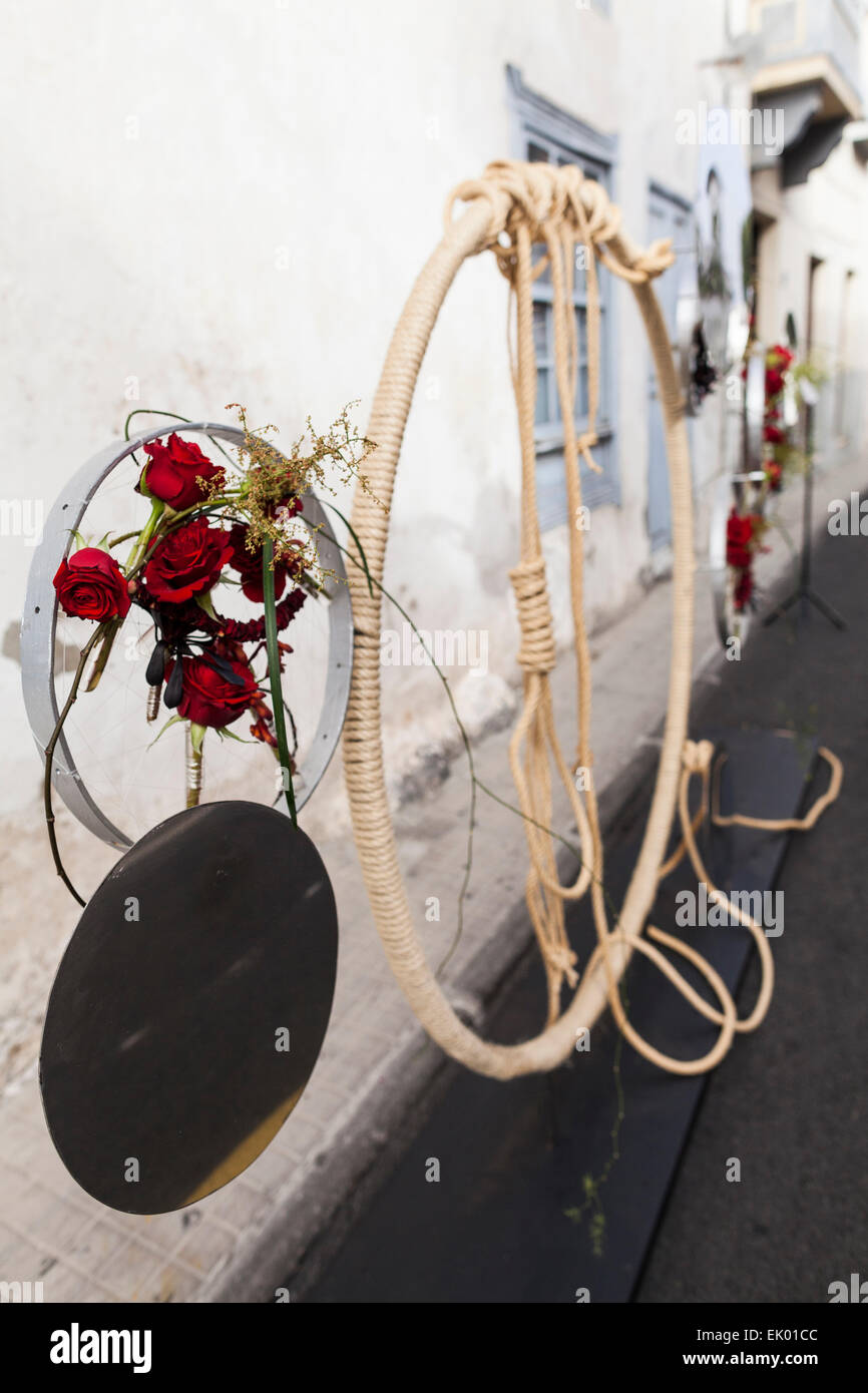 Ispirato da scene della Passione di Cristo di vari artisti, fiorai e giardinieri creare grandi composizioni di formato per le strade della città vecchia di Guia de Isora, Tenerife. Quest anno segna la settima edizione di questo esclusivo display in Spagna. Foto Stock