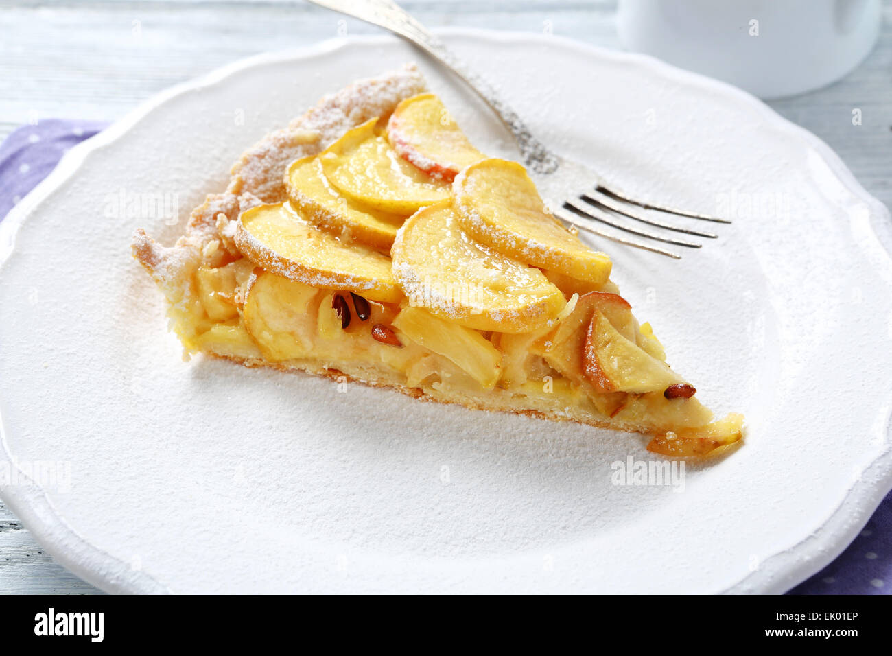 Fetta di torta di mele sulla piastra, cibo Foto Stock