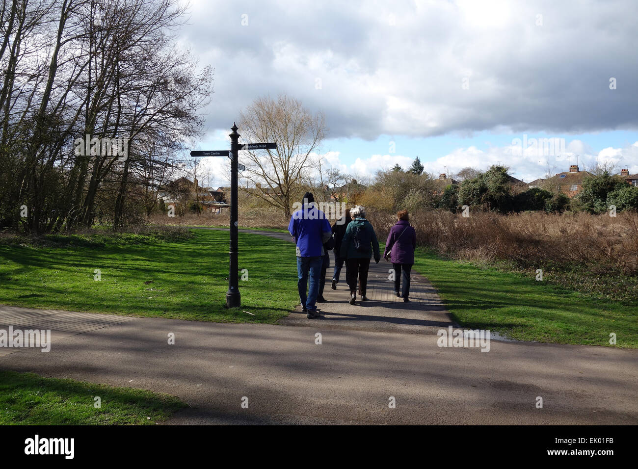 Gruppo di pensionati su un settimanale a piedi attraverso il parco locale in Witham, Essex, Inghilterra Foto Stock