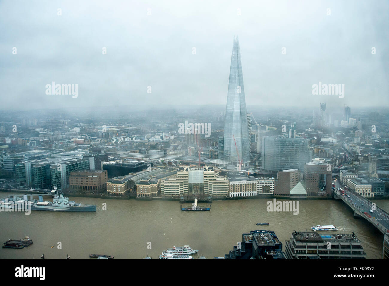 Londra, Regno Unito. Il 3 aprile 2015. Anche se piove, i visitatori accorrono per Sky Garden, una visualizzazione pubblico gallery in cima 20 Fenchurch Street, altrimenti noto come "walkie talkie' edificio. Nella foto: il frammento può essere visto attraverso il fiume Tamigi. Credito: Stephen Chung / Alamy Live News Foto Stock