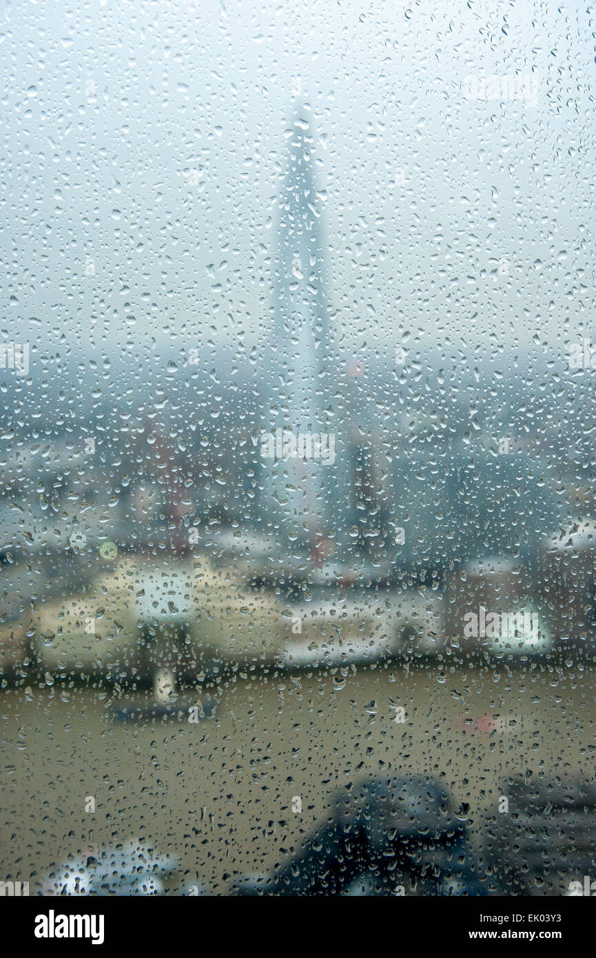 Londra, Regno Unito. Il 3 aprile 2015. Anche se piove, i visitatori accorrono per Sky Garden, una visualizzazione pubblico gallery in cima 20 Fenchurch Street, altrimenti noto come "walkie talkie' edificio. Nella foto: il frammento può essere visto attraverso il fiume Tamigi. Credito: Stephen Chung / Alamy Live News Foto Stock