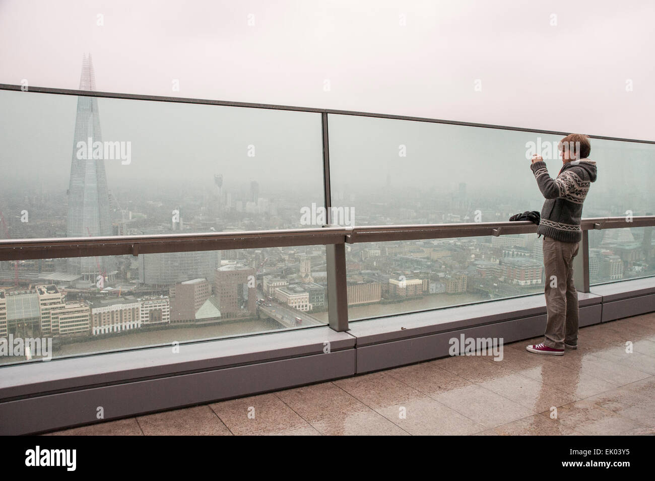 Londra, Regno Unito. Il 3 aprile 2015. Anche se piove, i visitatori accorrono per Sky Garden, una visualizzazione pubblico gallery in cima 20 Fenchurch Street, altrimenti noto come "walkie talkie' edificio. Nella foto: un ragazzo prende una foto del coccio. Credito: Stephen Chung / Alamy Live News Foto Stock