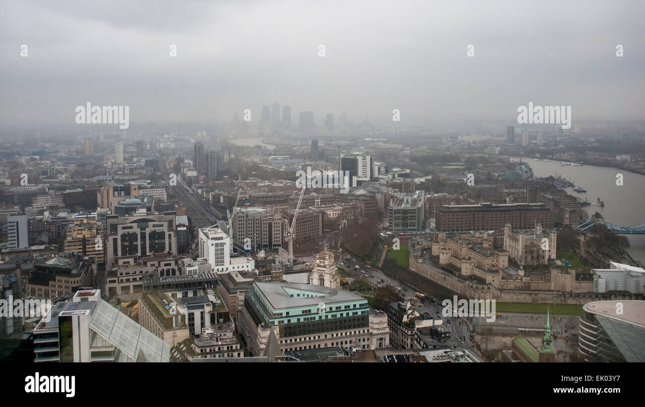 Londra, Regno Unito. Il 3 aprile 2015. Anche se piove, i visitatori accorrono per Sky Garden, una visualizzazione pubblico gallery in cima 20 Fenchurch Street, altrimenti noto come "walkie talkie' edificio. Nella foto: la vista guardando verso est in direzione di Docklands. Credito: Stephen Chung / Alamy Live News Foto Stock