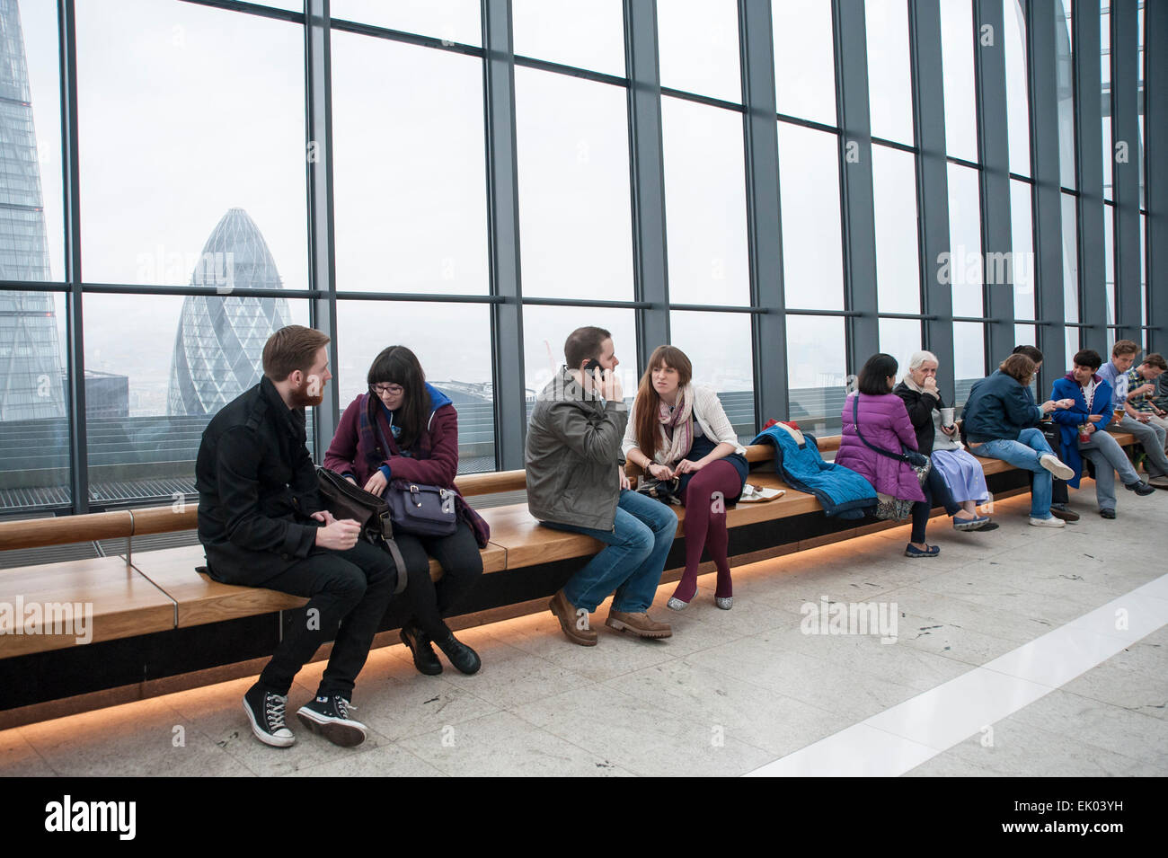 Londra, Regno Unito. Il 3 aprile 2015. Anche se piove, i visitatori accorrono per Sky Garden, una visualizzazione pubblico gallery in cima 20 Fenchurch Street, altrimenti noto come "walkie talkie' edificio. Credito: Stephen Chung / Alamy Live News Foto Stock