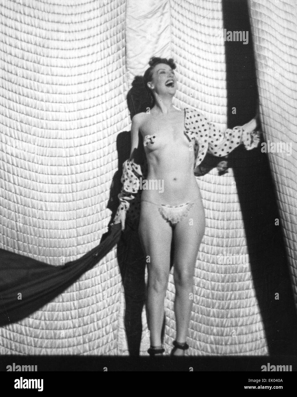 GYPSY ROSE LEE (1911-1970) American burlesque intrattenitore nel suo striptease fase atto " per le strade di Parigi' al 1939 alla fiera mondiale di New York Foto Stock