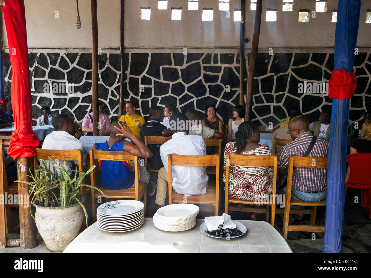 La gente seduta in un ristorante, Goma, nella Repubblica democratica del Congo ( RDC ), Africa Foto Stock