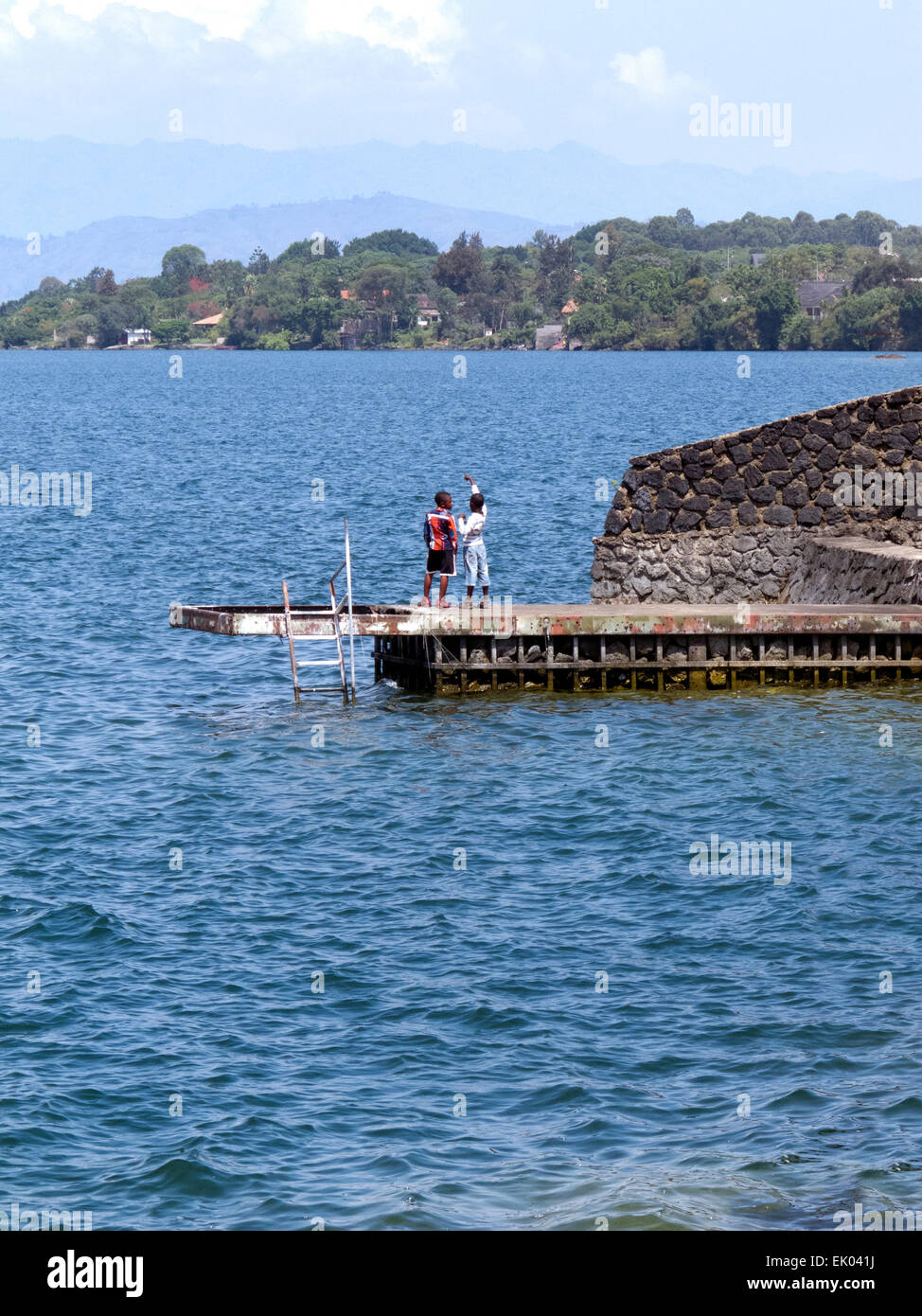 Due bambini congolesi in piedi al bordo del lago Kivu a Goma nella Repubblica democratica del Congo ( RDC ), Africa Foto Stock