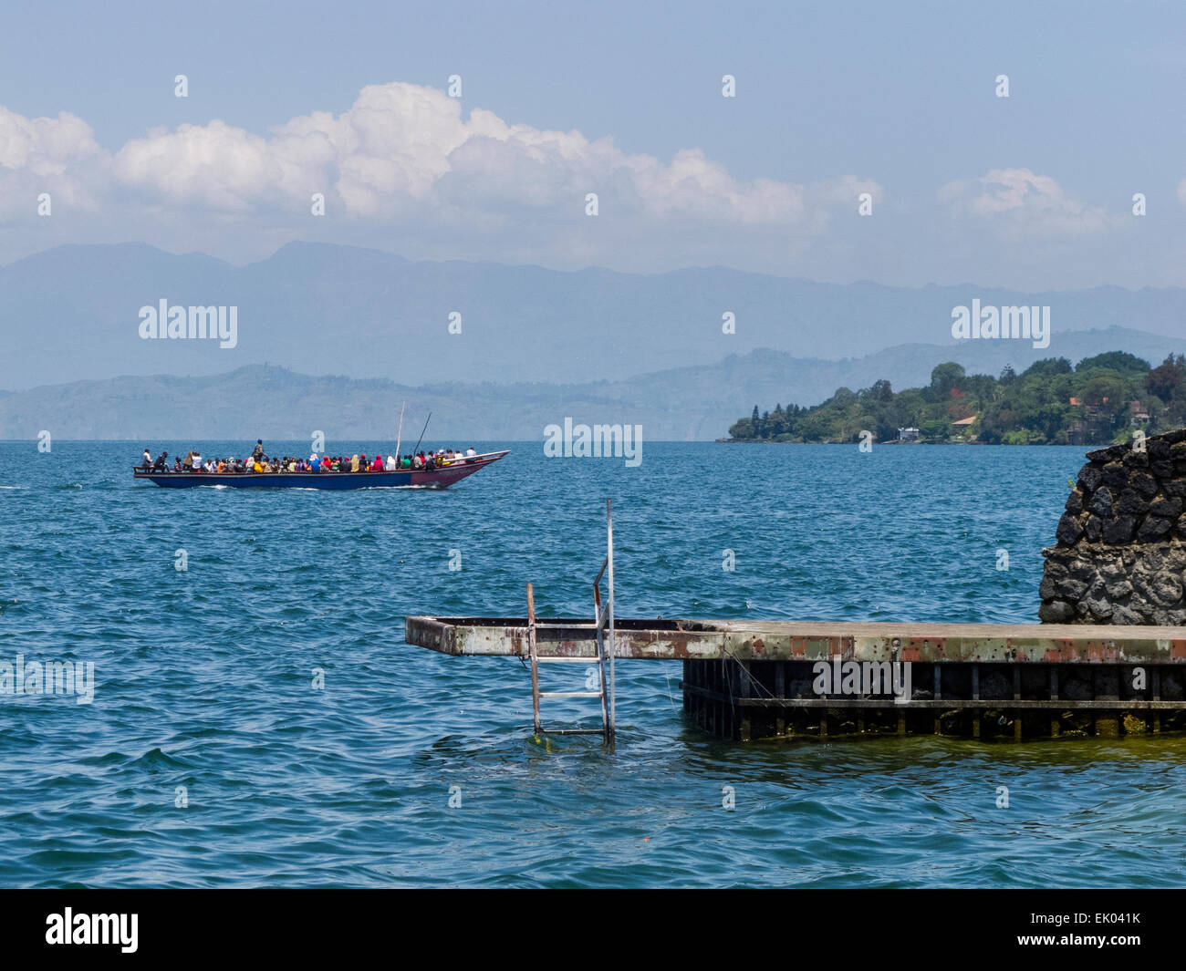 Il traghetto del popolo congolese attraversando il lago Kivu a Goma, Provincia del Nord Kivu, nella Repubblica democratica del Congo ( RDC ), Africa Foto Stock