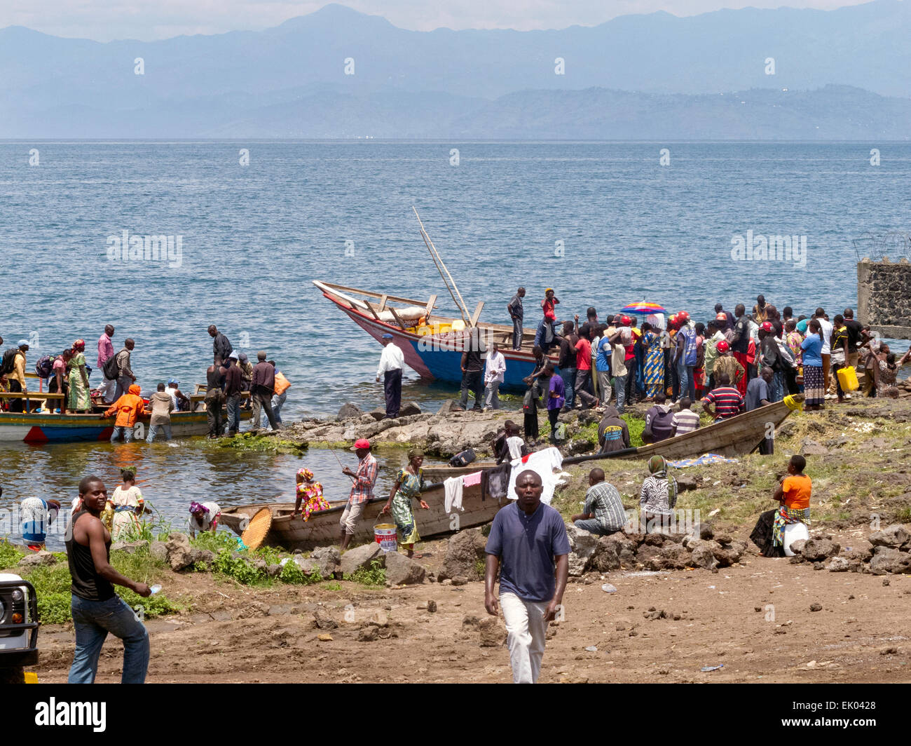 I pescatori africani portando nella loro cattura, le rive del lago Kivu a Goma nella Repubblica democratica del Congo ( RDC ), Africa Foto Stock