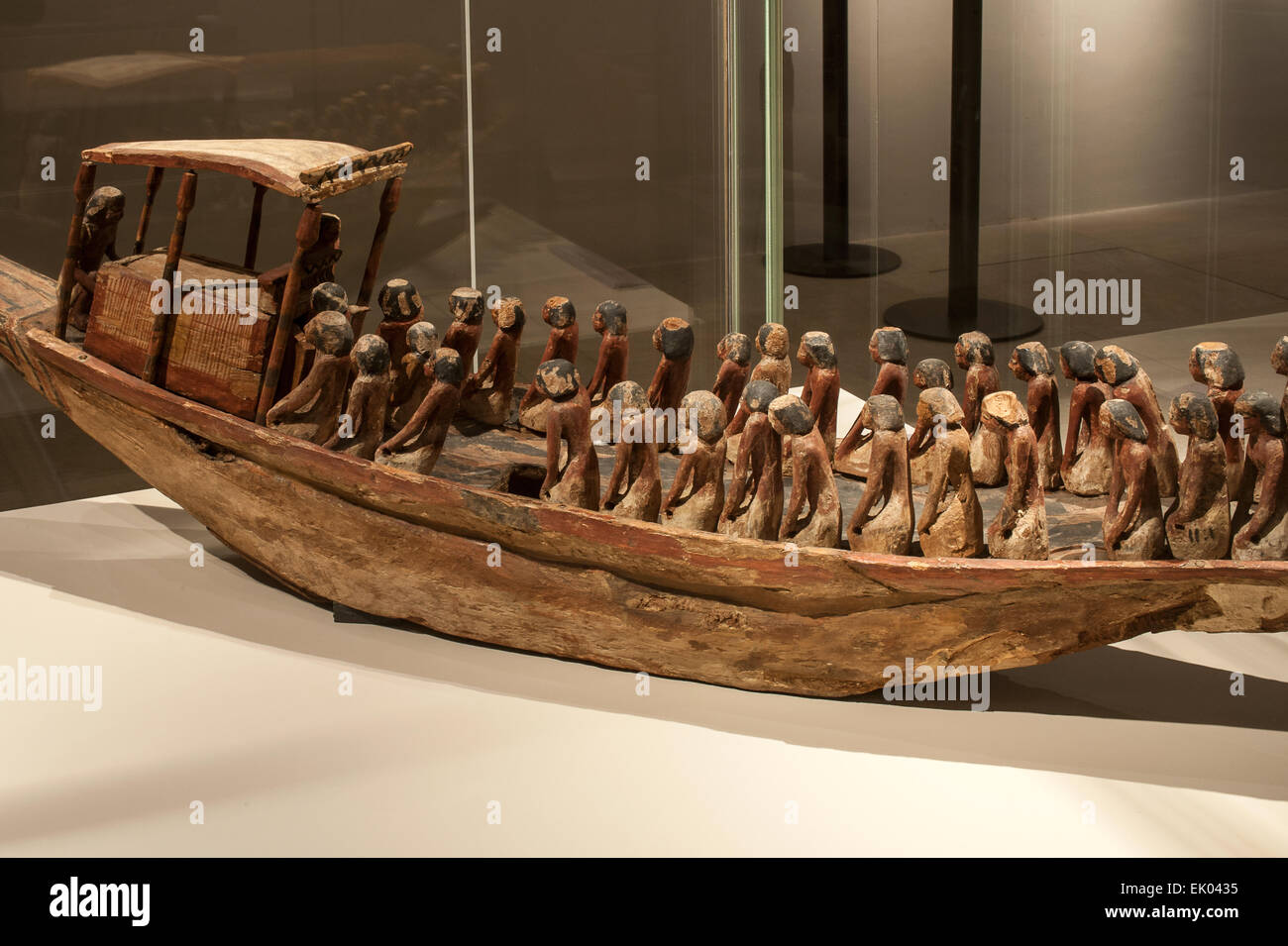 Italia Piemonte Torino Museo Egizio nuovo allestimento - Sala 4 - modello barca con vogatore e tettoia al di sotto della quale vi è un sarcofago (1980 - 1700 a.C.) Foto Stock