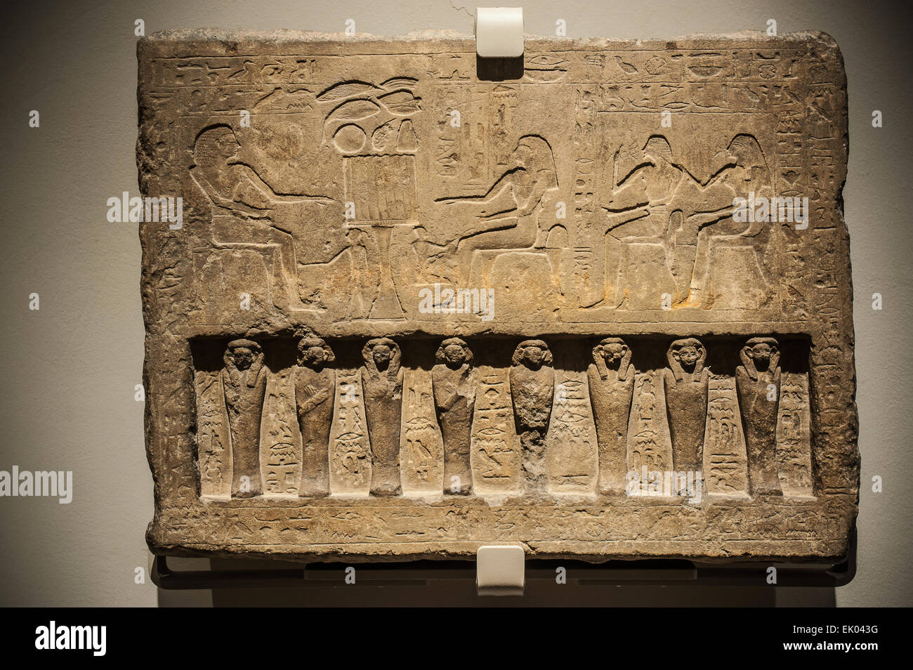 Italia Piemonte Torino Museo Egizio nuovo allestimento - Sala 4 - Famiglia stela del funzionario Saherhotep e sua moglie, Ipet con altezza -rilief rappresentazione di otto cifre mummiform (1759 -1700 BC ) Foto Stock