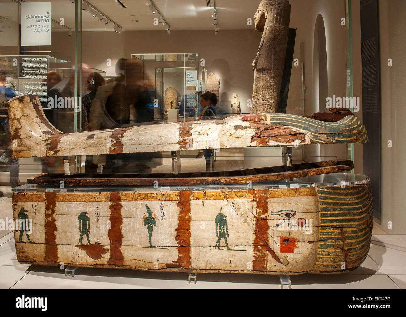 Italia Piemonte Torino Museo Egizio nuovo allestimento - Sala 5 - il sarcofago del coperchio Puia nell'immagine della mummia "anthropoids (1800 BC) (Tomba di Puyemra) Foto Stock