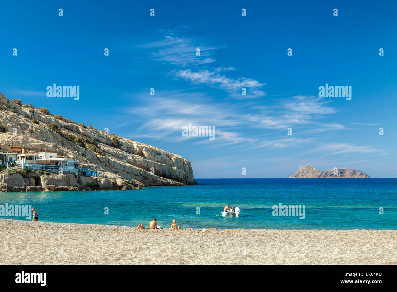 La baia di Messara a Matala, con crystal clear acque turchesi, dal punto di vista della spiaggia, regione di Heraklion, Creta, Grecia. Foto Stock