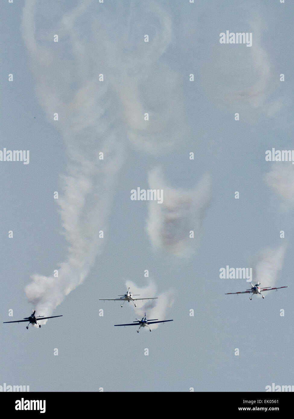 Ahmedabad, Gujarat, India. 3 Aprile, 2015. I membri del Global stelle Aerobatic Team, dalla Gran Bretagna eseguire manovre aeree presso l'Air show come parte dell'aero-conclave 2015 in Sabarmati riverfront, Ahmedabad, Gujarat, India, venerdì sera, 3 Aprile, 2015 Credit: manjeet & yograj jadeja/Alamy Live News Foto Stock