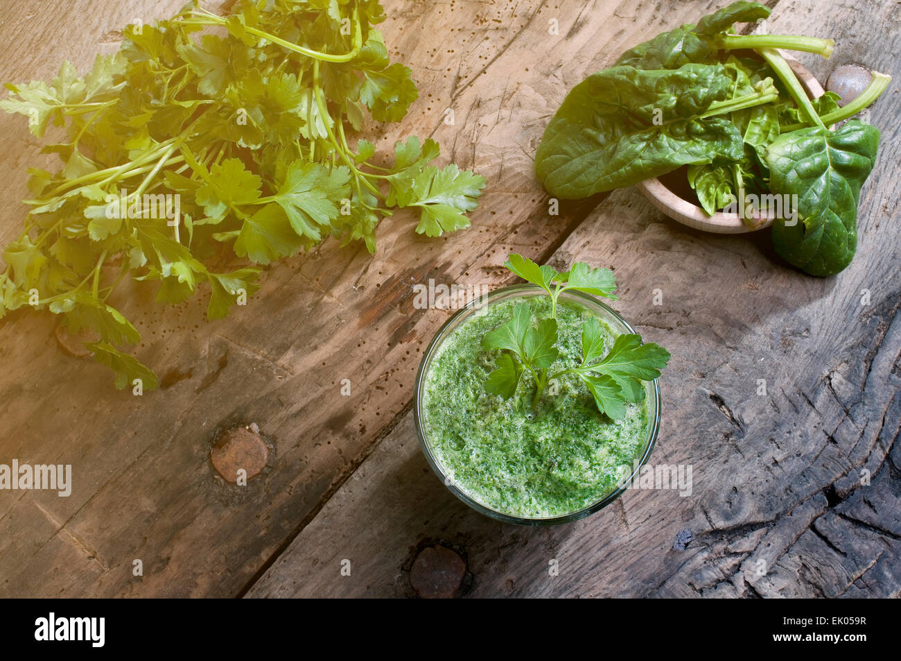 Detox smoothie con spinaci foglie verde effetto flare applicato Foto Stock