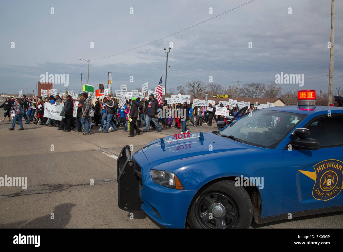 Inkster, Michigan STATI UNITI D'AMERICA. Il 3 aprile 2015. Centinaia hanno marciato per protestare contro la battitura di Floyd Dent, un afro-americano di lavoratore auto, dal bianco Inkster funzionari di polizia. La battitura è stata catturata su una macchina della polizia del video della telecamera e ampiamente è stato teletrasmesso. Credito: Jim West/Alamy Live News Foto Stock