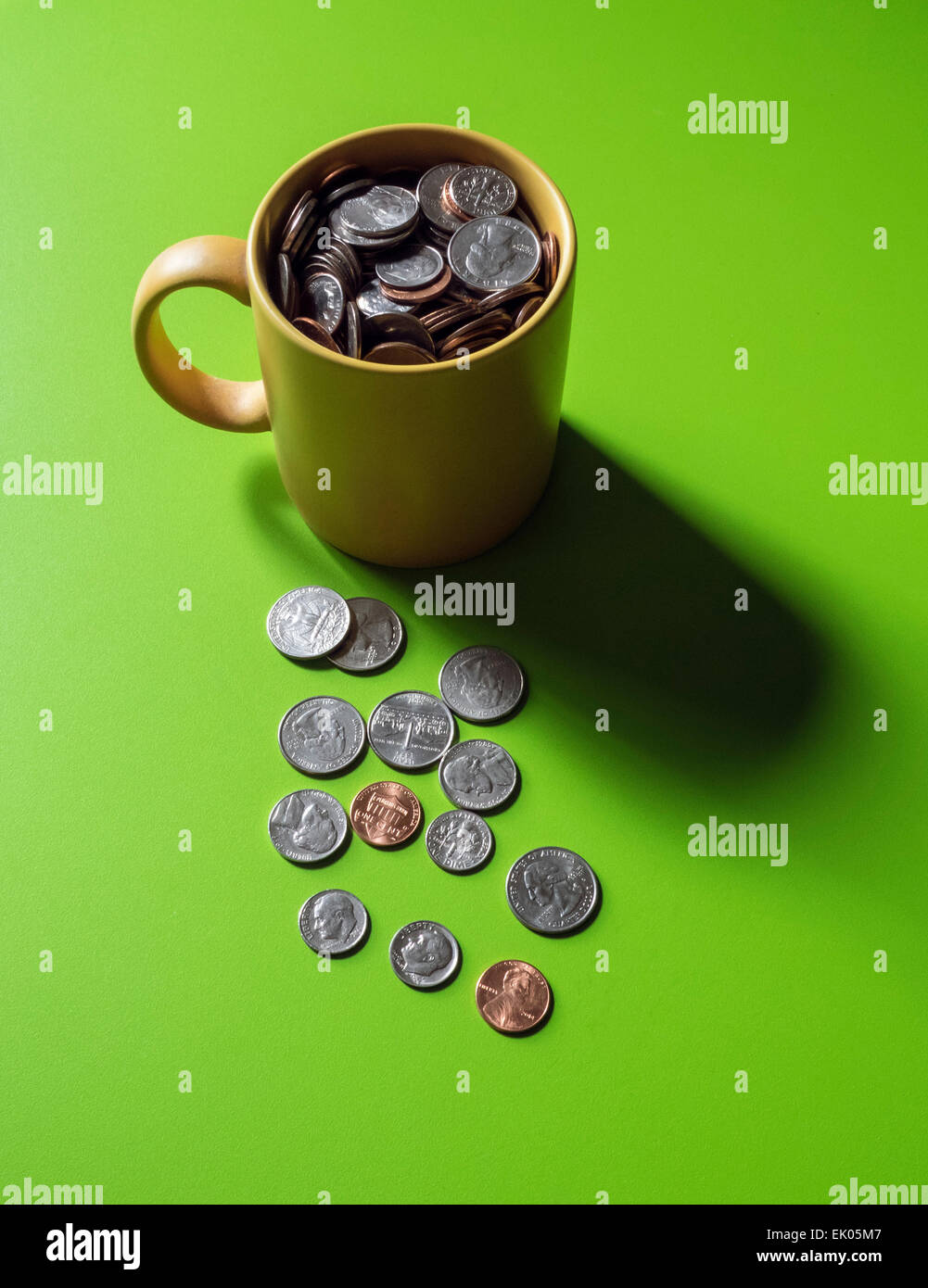 Un piccolo cambiamento, un concetto. Una tazza da caffè riempito con noi delle monete in euro Foto Stock