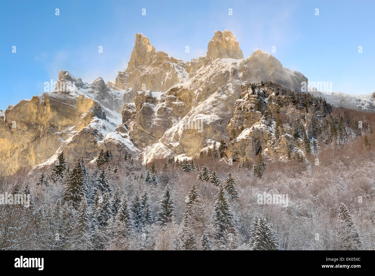 Alpi francesi roccioso innevato paesaggio montano sul cielo blu sullo sfondo Foto Stock