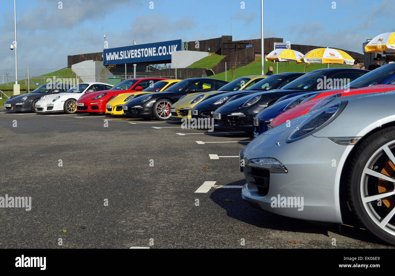 Molti Porsche a Silverstone 997 991 Cayman argento rosso bianco nero Foto Stock