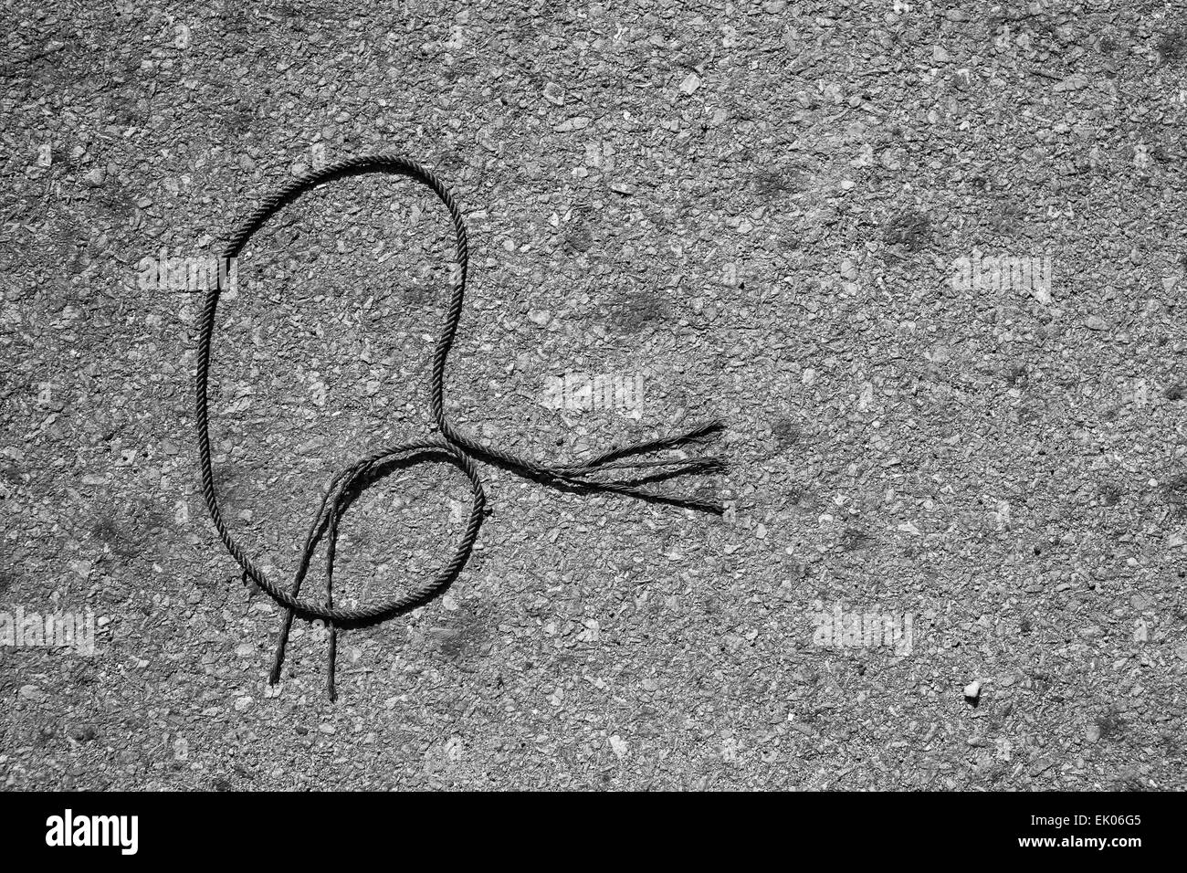 Una lettera di posta in corrispondenza del simbolo grigio su strada texture di sfondo Foto Stock