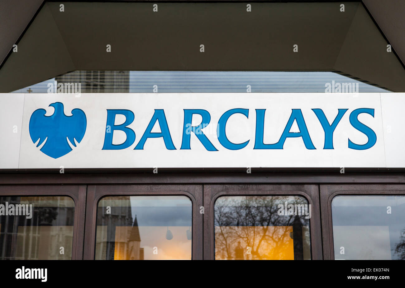 LONDON, Regno Unito - 1 APRILE 2015: un segno per la Barclays Bank in Inghilterra il 1 aprile 2015. Foto Stock