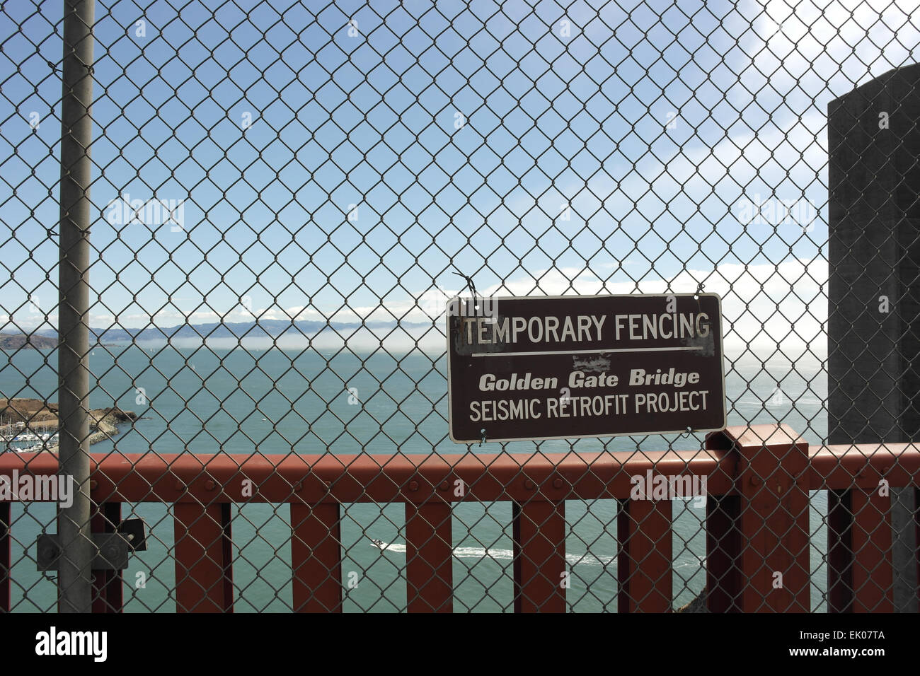 Blue sky view, avvezione nebbia San Francisco Bay, sismica temporanea di retrofit di scherma, Nord pilone di battuta, Golden Gate Bridge Foto Stock