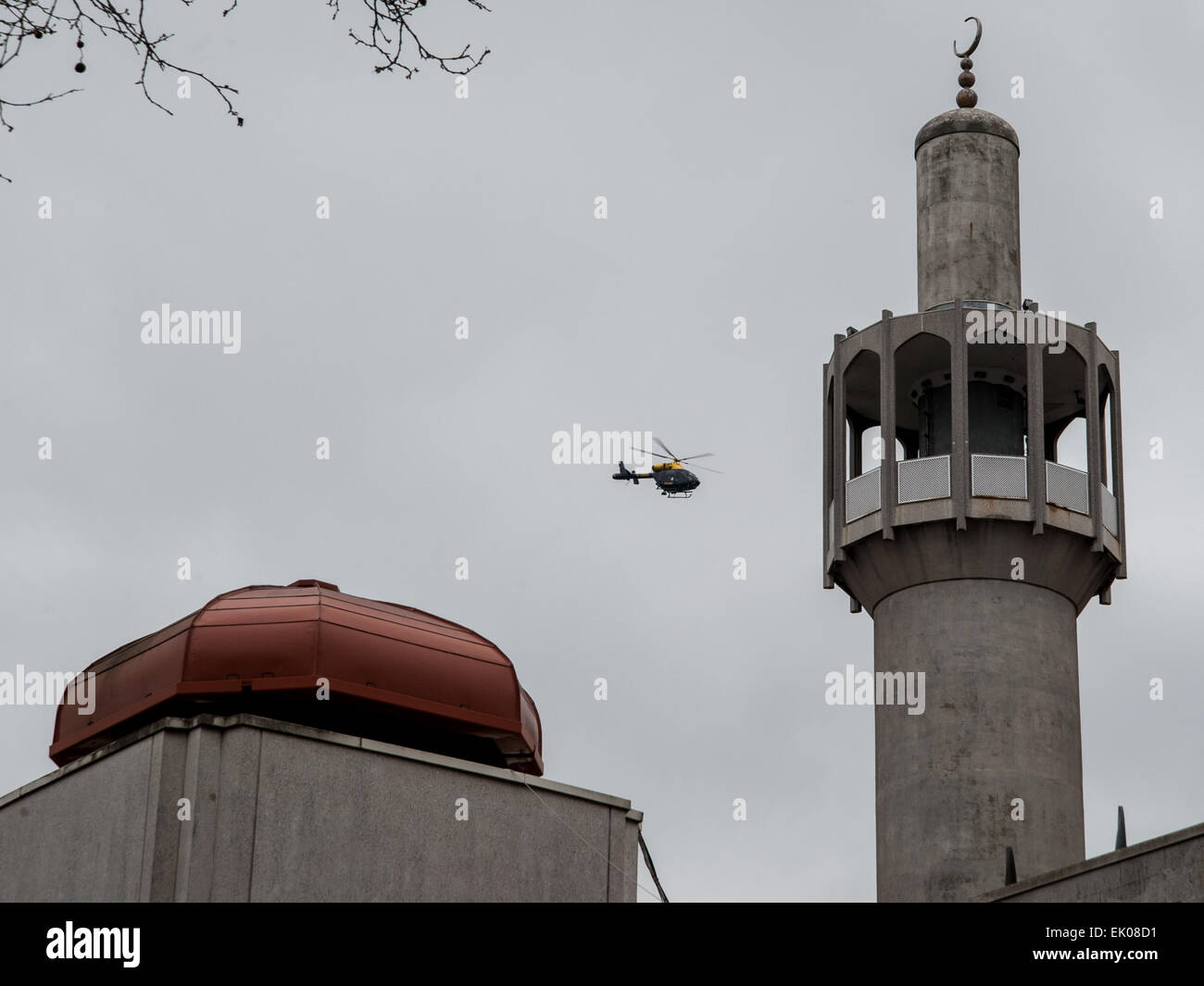 Londra, Regno Unito. 03 Aprile, 2015. Metropolitana di un elicottero della polizia si libra sul Regent Park moschea come la Gran Bretagna prima e la difesa inglese League, estrema destra i gruppi di pressione la protesta di fronte al Regent Park moschea, mentre il predicatore radicale Anjem Choudary offre un discorso non ci scoraggiano i musulmani dal voto alle prossime elezioni del Regno Unito 2015. Credito: Pete Maclaine/Alamy Live News Foto Stock