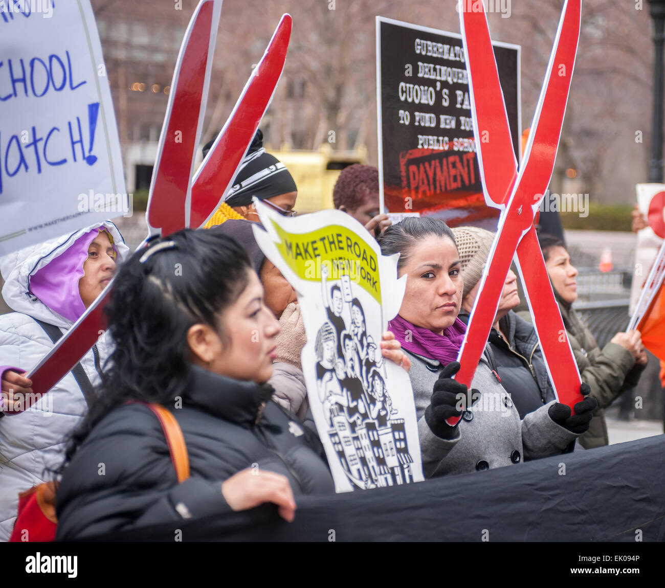 Una coalizione di gruppi di comunità e proteste a North Cove Marina in Battery Park Martedì, Marzo 31, 2015 contro le agevolazioni fiscali scritti in New York il bilancio dello Stato per gli acquirenti di yacht di lusso e di aerei privati. Gli acquirenti di yacht sarebbe solo pagare le tasse sui primi $230.000, il rabbocco a $9200, del costo non importa quanto costoso lo yacht è stato. Se si acquista un piano non si pagano la tassa sulle vendite a tutti se esso porta meno di 20 persone. (© Richard B. Levine) Foto Stock