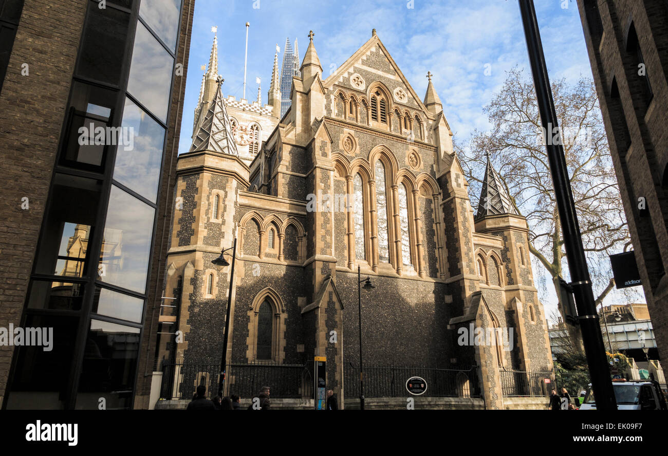 Iconico punto di riferimento: Cattedrale di Southwark o la Cattedrale e la Chiesa Collegiata di San Salvatore e St Mary Overie, Southwark, Londra SE1 con cielo blu Foto Stock
