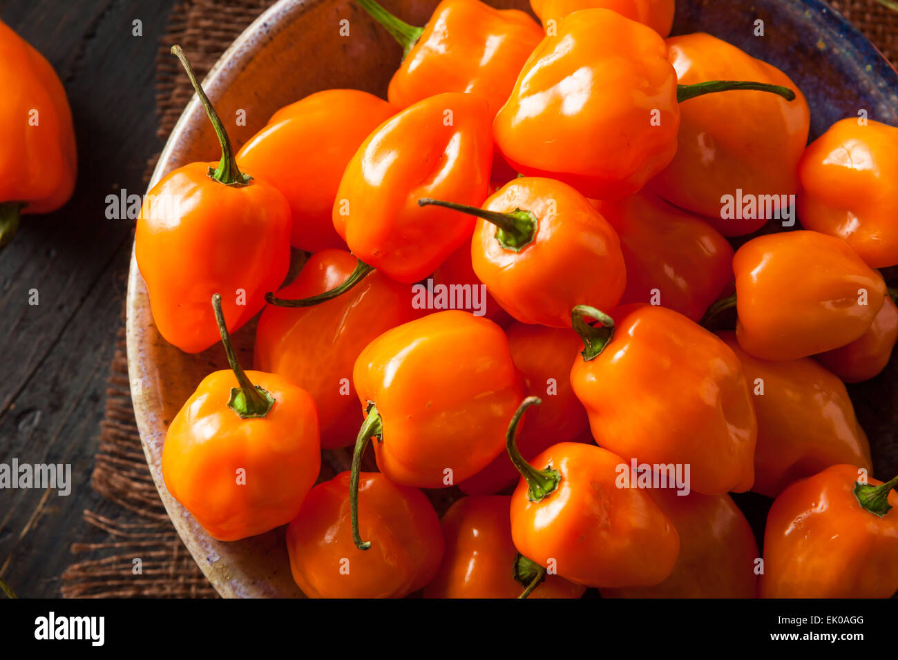 Materie organiche Habanero arancione peperoni su uno sfondo Foto Stock