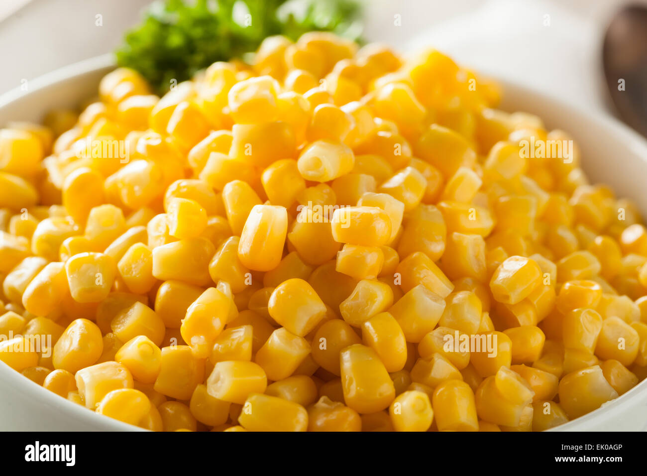 Organico giallo mais cotto a vapore in una ciotola Foto Stock