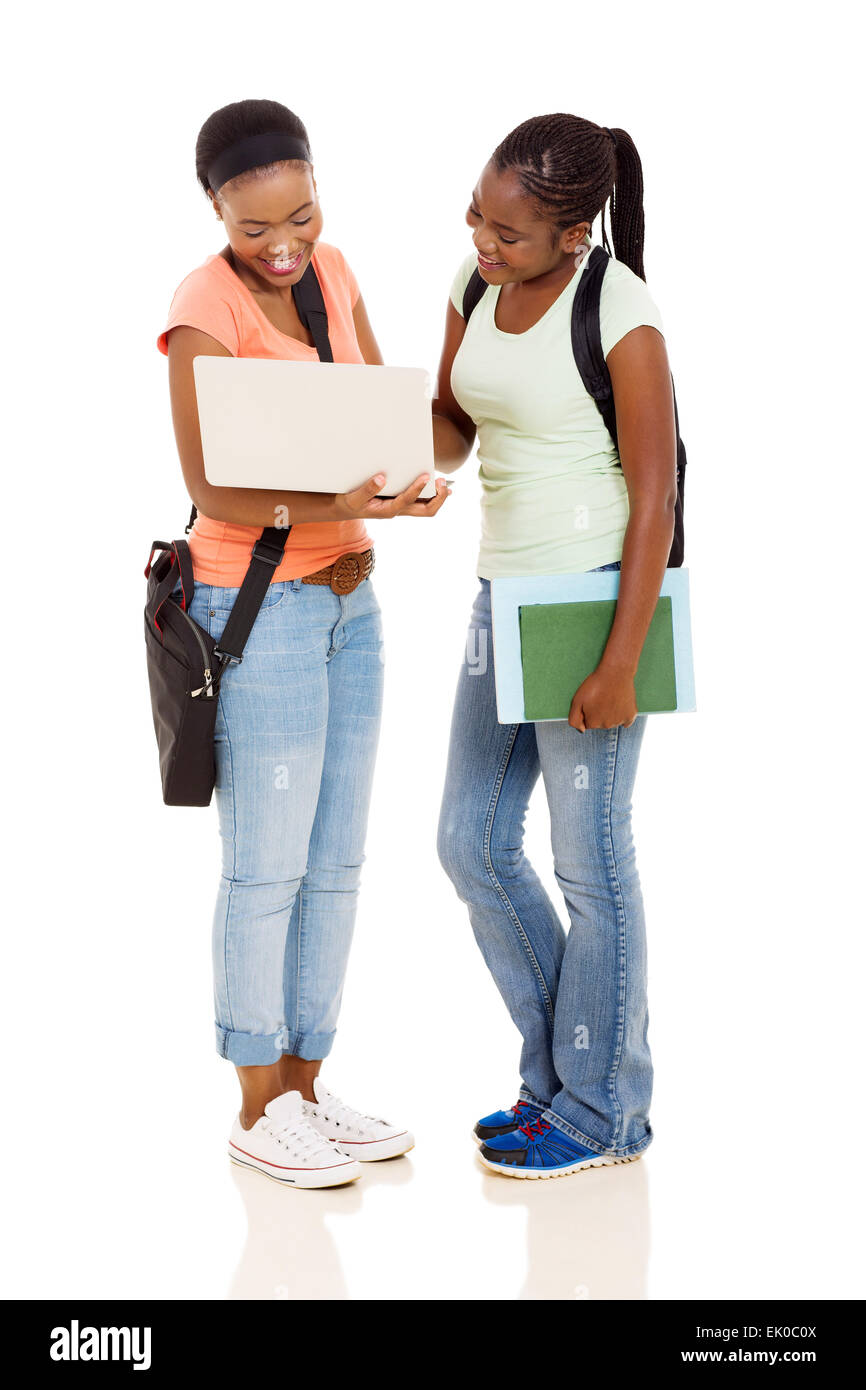 Moderna africana studenti di un college americano utilizzando il computer portatile su sfondo bianco Foto Stock