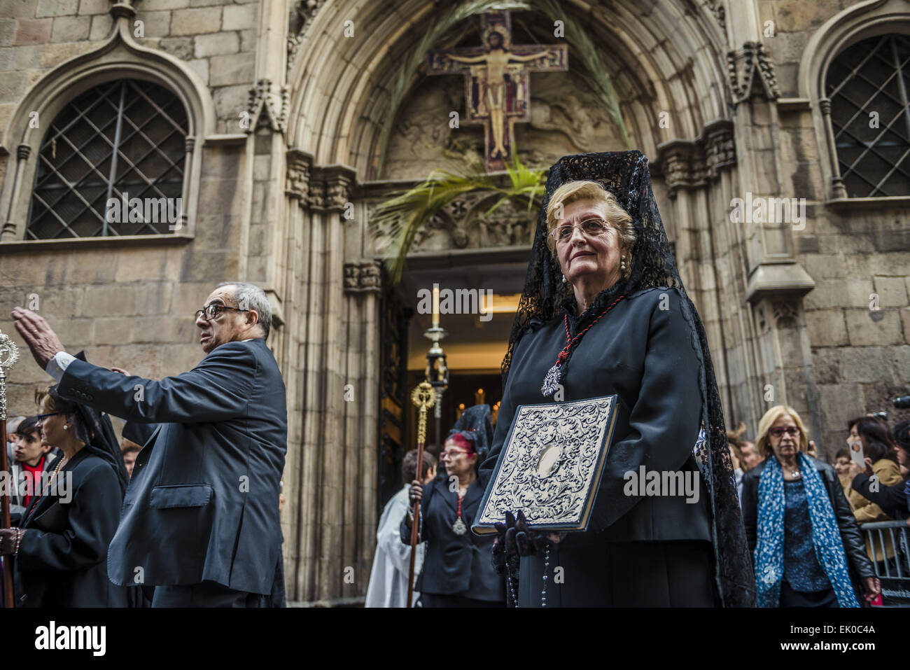 Barcellona, in Catalogna, Spagna. 3 apr, 2015. Adoratori del "Nuestra SeÃ±ora de las Angustias' fratellanza parade attraverso Barcellona durante la processione del Venerdì santo attraverso il credito di Barcellona: Matthias Oesterle/ZUMA filo/ZUMAPRESS.com/Alamy Live News Foto Stock