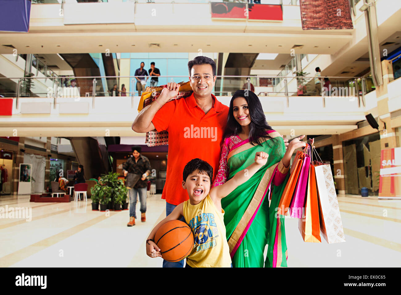 Indian genitori e figlio mall shopping Foto Stock