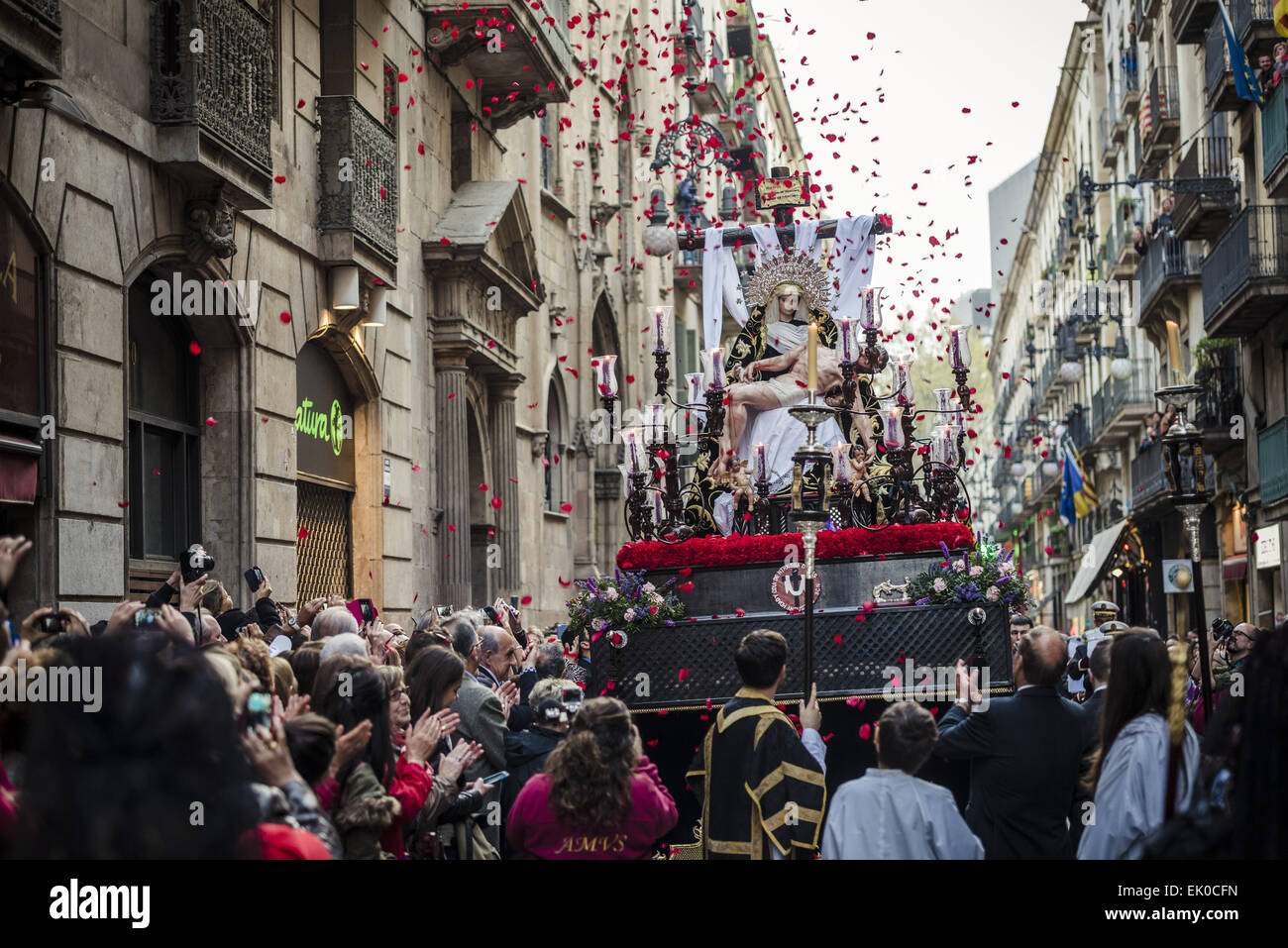 Barcellona, in Catalogna, Spagna. 3 apr, 2015. Un "paso' con una immagine religiosa del "Nuestra SeÃ±ora de las Angustias' fratellanza sfilate durante la processione del Venerdì santo attraverso il credito di Barcellona: Matthias Oesterle/ZUMA filo/ZUMAPRESS.com/Alamy Live News Foto Stock