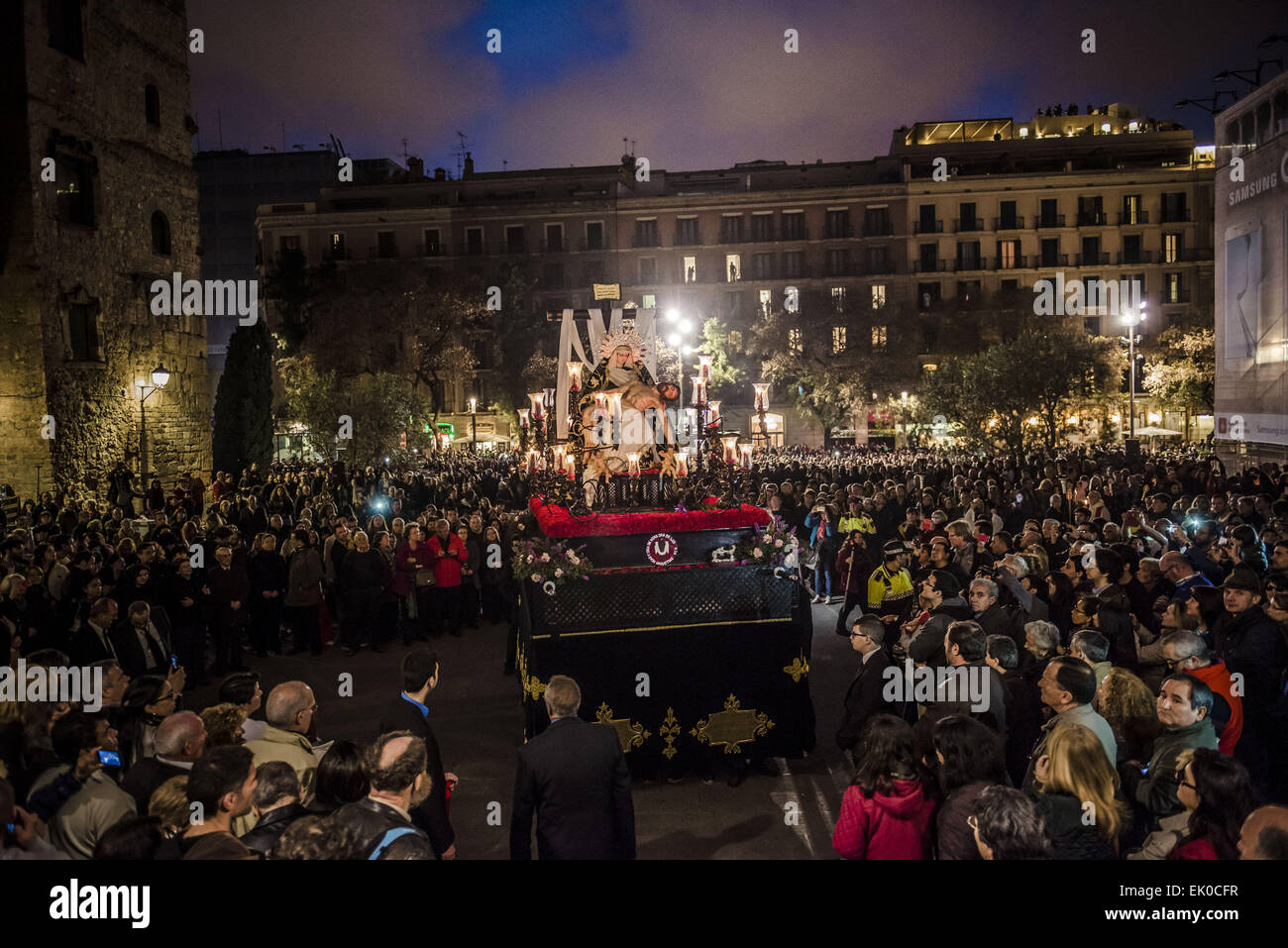 Barcellona, in Catalogna, Spagna. 3 apr, 2015. Migliaia di spettatori si riuniscono di fronte della cattedrale di Barcellona come un "paso' del "Nuestra SeÃ±ora de las Angustias' fratellanza sfilate durante la processione del Venerdì santo attraverso il credito di Barcellona: Matthias Oesterle/ZUMA filo/ZUMAPRESS.com/Alamy Live News Foto Stock