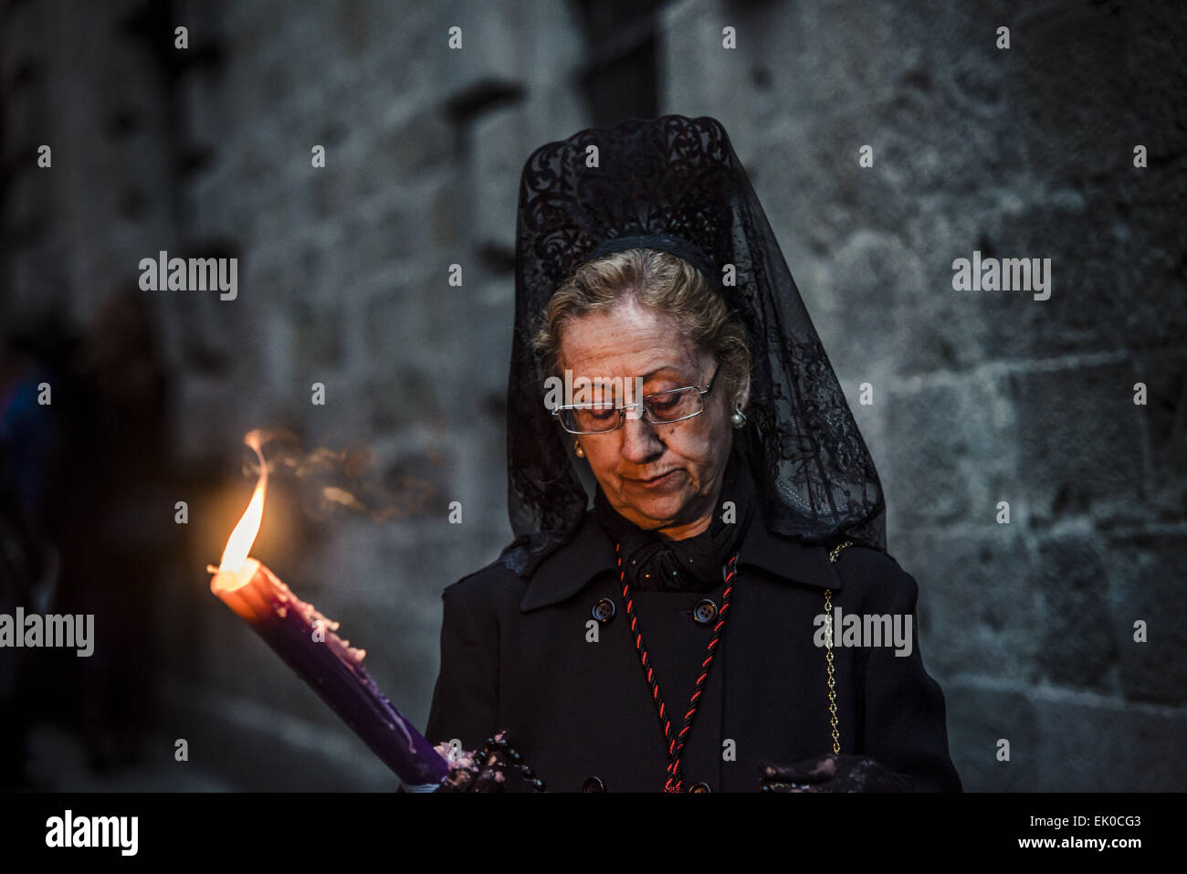 Barcellona, in Catalogna, Spagna. 3 apr, 2015. Un adoratore del " Nuestra SeÃ±ora de las Angustias' fratellanza sfilate attraverso Barcellona durante la processione del Venerdì santo Credito: Matthias Oesterle/ZUMA filo/ZUMAPRESS.com/Alamy Live News Foto Stock