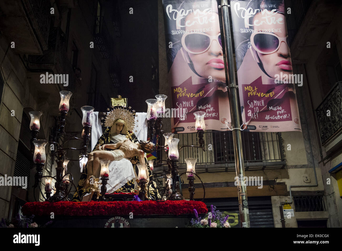 Barcellona, in Catalogna, Spagna. 3 apr, 2015. Un "paso' con una immagine religiosa del "Nuestra SeÃ±ora de las Angustias' fratellanza sfilate durante la processione del Venerdì santo attraverso il credito di Barcellona: Matthias Oesterle/ZUMA filo/ZUMAPRESS.com/Alamy Live News Foto Stock