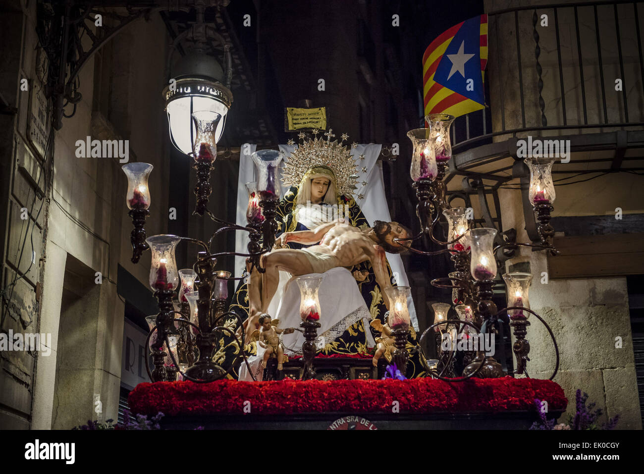 Barcellona, in Catalogna, Spagna. 3 apr, 2015. Un "paso' con una immagine religiosa del "Nuestra SeÃ±ora de las Angustias' fratellanza sfilate durante la processione del Venerdì santo attraverso il credito di Barcellona: Matthias Oesterle/ZUMA filo/ZUMAPRESS.com/Alamy Live News Foto Stock