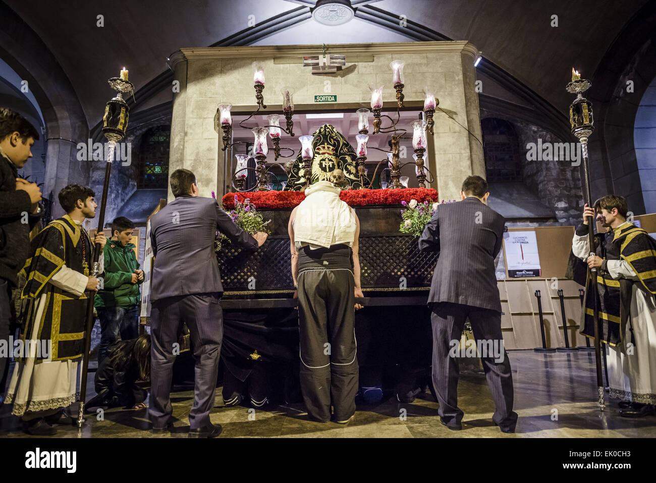 Barcellona, in Catalogna, Spagna. 3 apr, 2015. I membri della confraternita della " Nuestra SeÃ±ora de las Angustias' guida per l'ingresso dell'immagine religiosa in Barcellona il St Jaume chiesa dopo la processione del Venerdì santo attraverso Barcellona. Credito: Matthias Oesterle/ZUMA filo/ZUMAPRESS.com/Alamy Live News Foto Stock