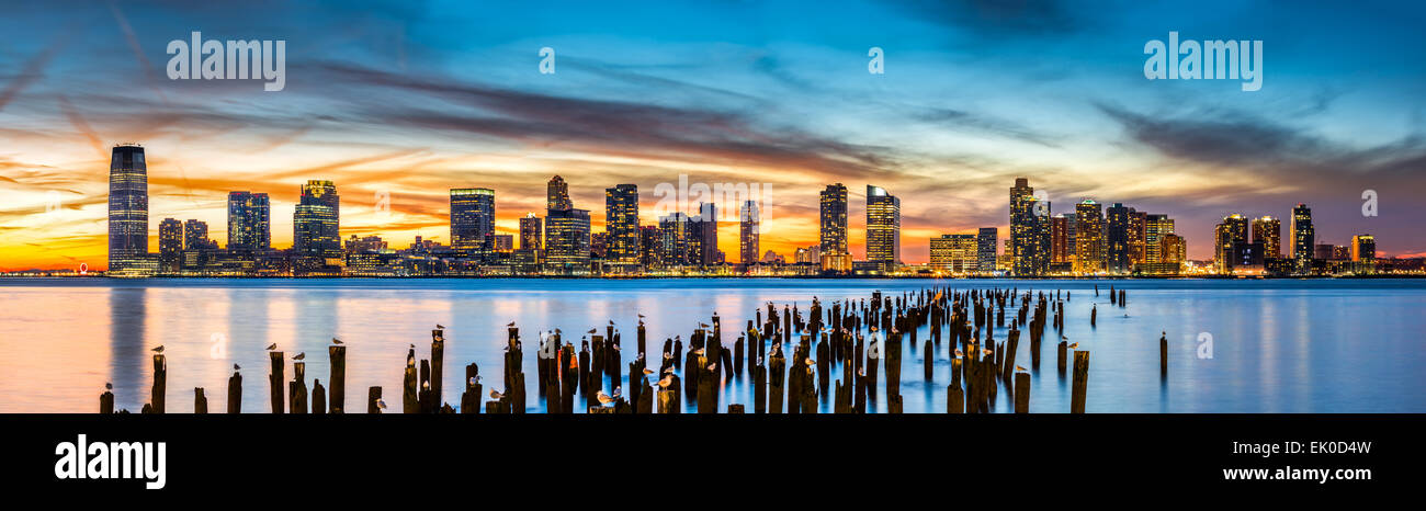 Jersey City panorama al tramonto visto dal Tribeca New York attraverso il Fiume Hudson Foto Stock