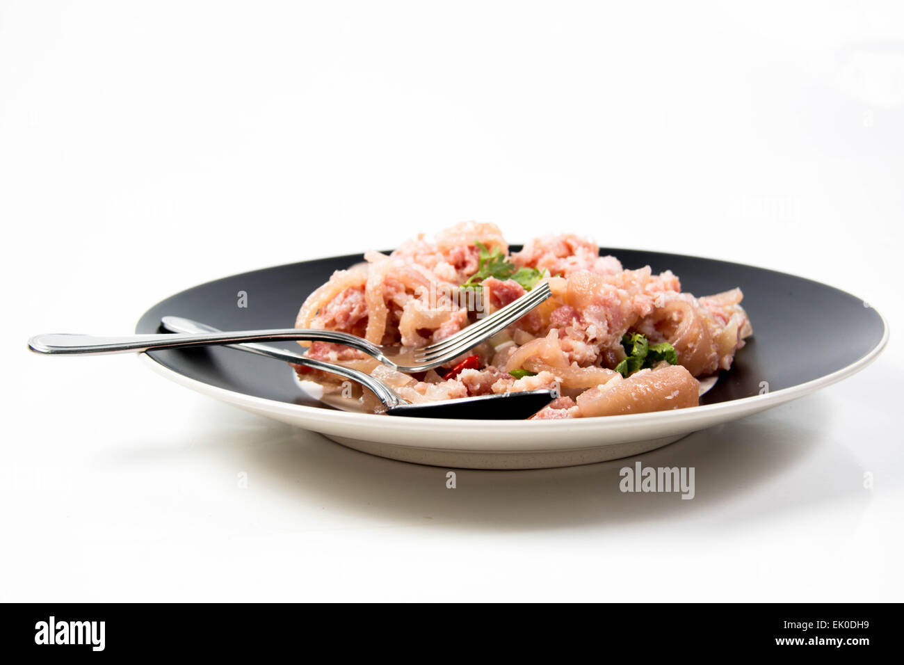 Cuocere i sour salsiccia di maiale sulla piastra. Foto Stock