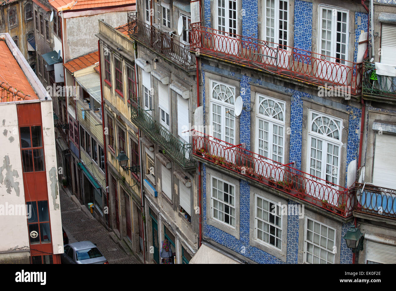 Portoghese tradizionale case nella città vecchia di Porto in Portogallo  Foto stock - Alamy