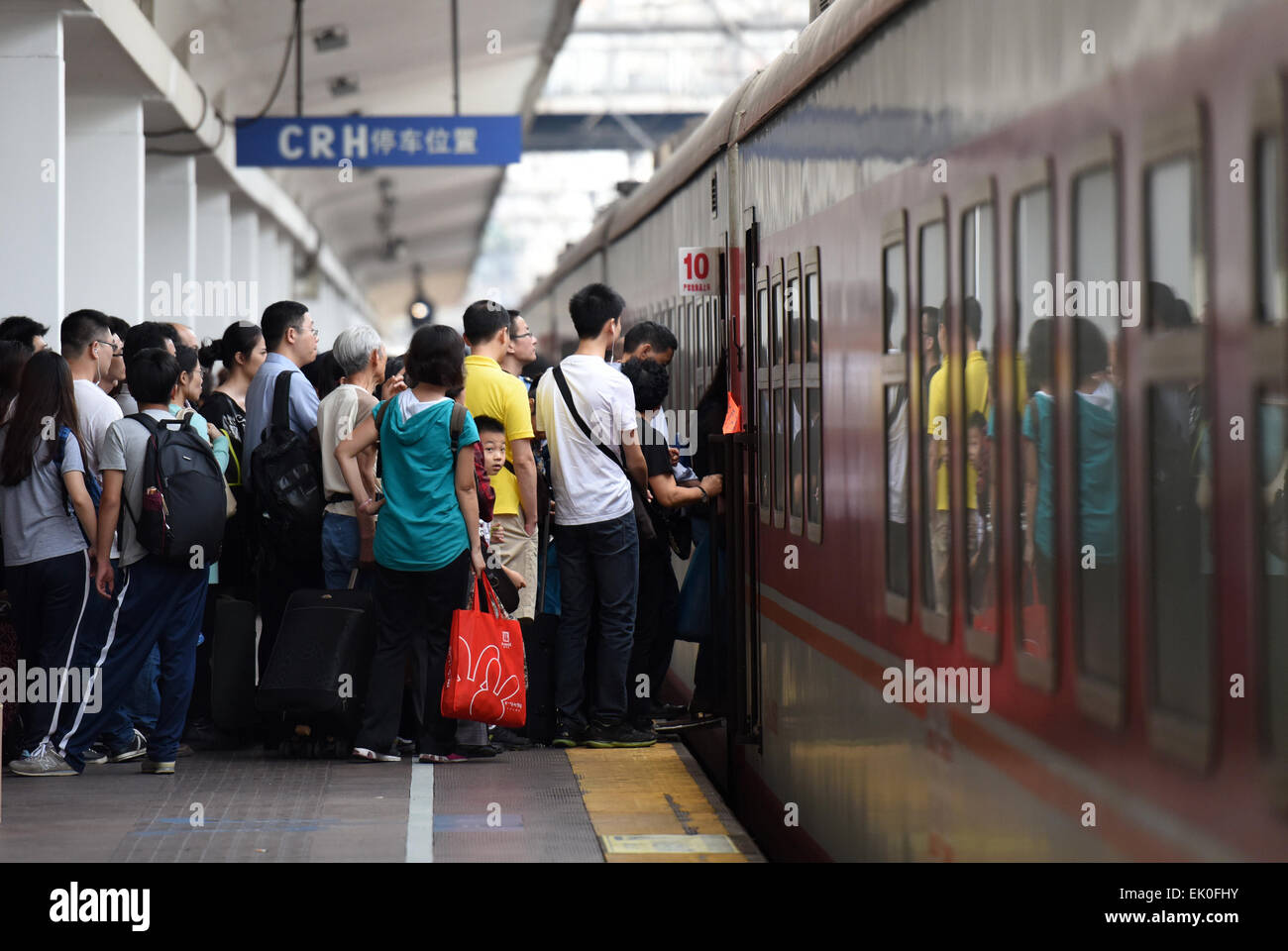 In Guangzhou, la Cina della provincia di Guangdong. 4 apr, 2015. Coda di passeggeri di salire sul treno alla Stazione Ferroviaria di Guangzhou in Guangzhou, città capitale della Cina del sud della provincia di Guangdong, 4 aprile 2015. Guangzhou ha ricevuto un viaggio il lettore RUSH durante il cinese Qingming tradizionale Festival, o tomba-Giorno di spazzamento, che cade il 5 aprile di quest'anno. © Liang Xu/Xinhua/Alamy Live News Foto Stock