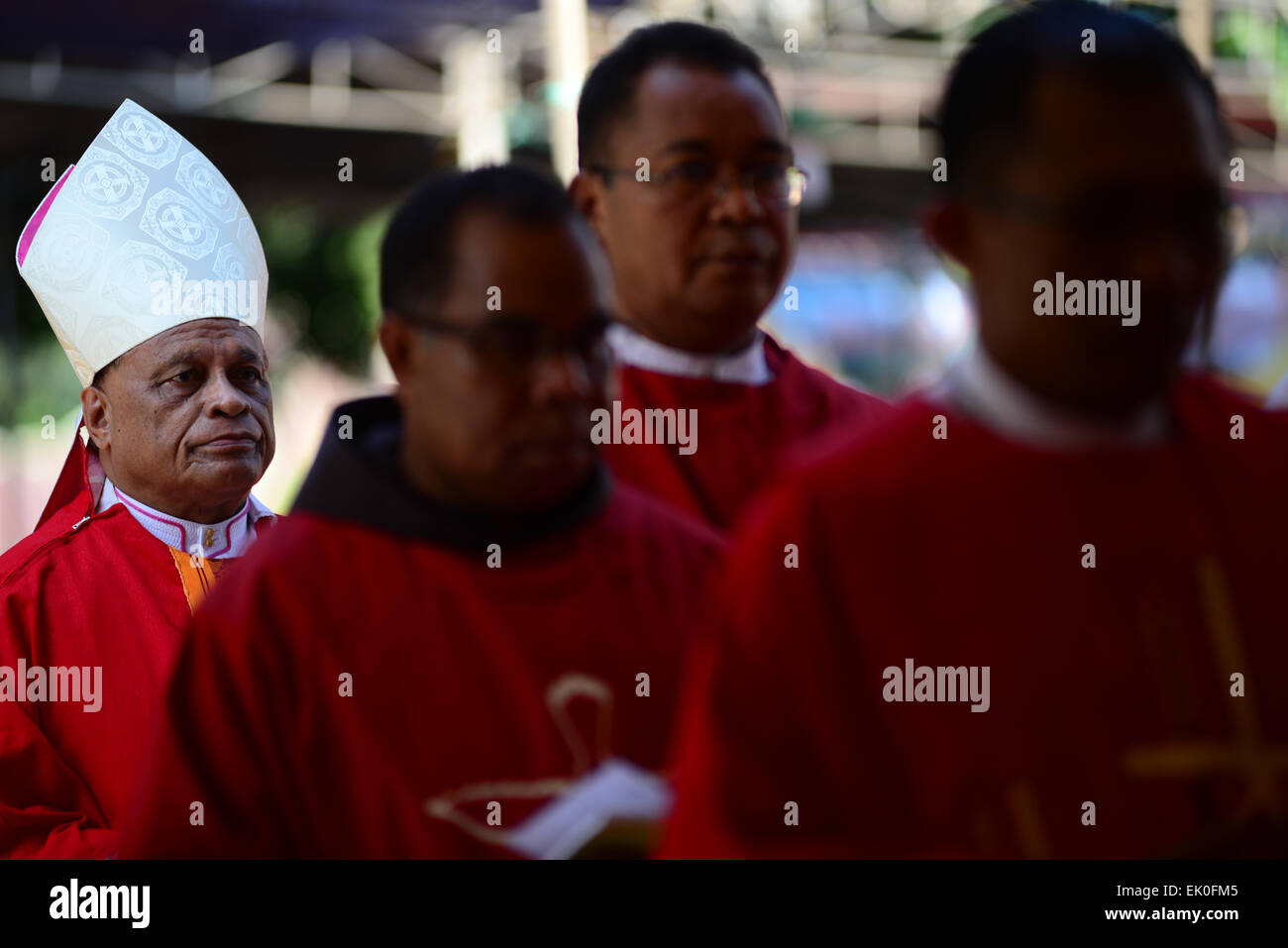 Larantuka, Indonesia. 3rd aprile 2015. Vescovo di Larantuka, Mons. Franciscus Kopong Kung (a sinistra) prima del servizio di messa nella celebrazione del Venerdì Santo nella chiesa della Cattedrale di Larantuka, Isola di Flores, Indonesia. Migliaia di persone, comprese quelle di altre città e paesi, partecipano a una settimana intera di cerimonie per celebrare la settimana Santa nella piccola città di Larantuka, una delle città più influenti dell'Indonesia in termini di tradizioni cattoliche romane. Foto Stock Larantuka, Indonesia. 3rd aprile 2015. Vescovo di Larantuka, Mons. Franciscus Kopong Kung (a sinistra) prima del servizio di messa nella celebrazione del Venerdì Santo nella chiesa della Cattedrale di Larantuka, Isola di Flores, Indonesia. Migliaia di persone, comprese quelle di altre città e paesi, partecipano a una settimana intera di cerimonie per celebrare la settimana Santa nella piccola città di Larantuka, una delle città più influenti dell'Indonesia in termini di tradizioni cattoliche romane. Foto Stock